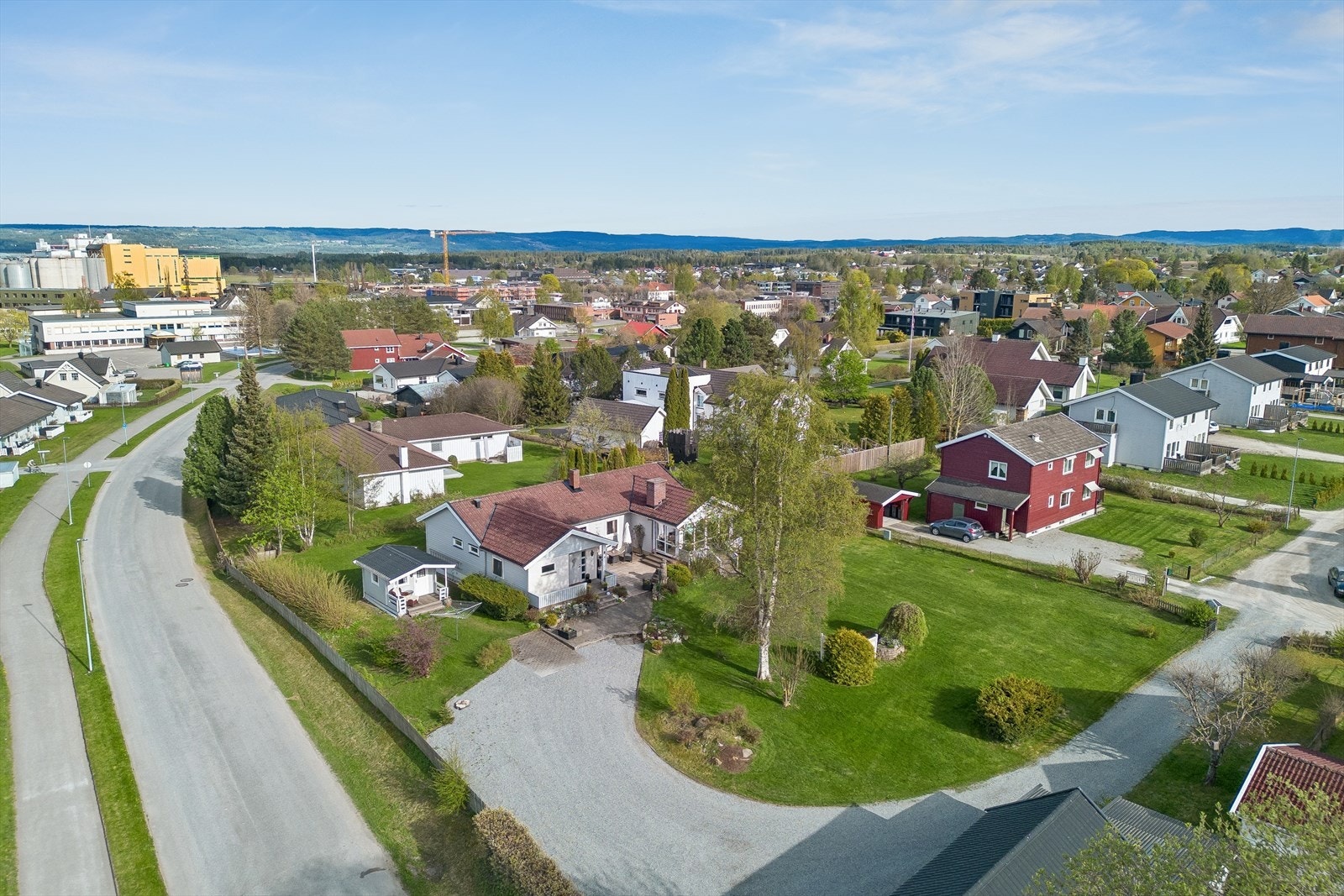 Eiendommen ligger i et rolig og barnevennlig område med lite trafikk. Galleribilde