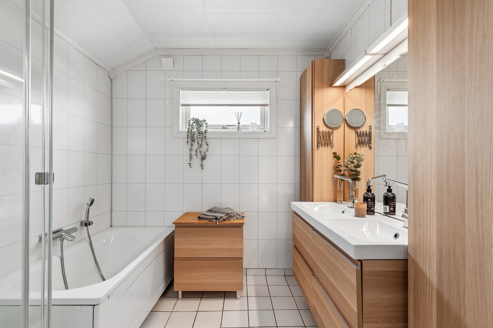 Badet i første etasje har flislagt gulv, nyere våtromsplater på veggene og badekar. Galleribilde