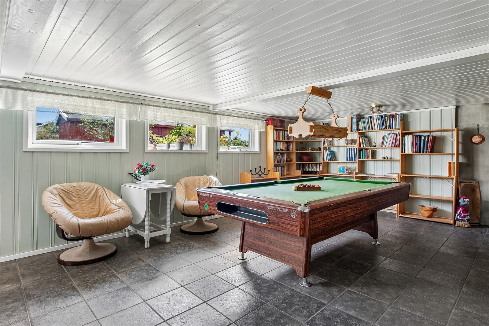 Rommet er innredet med blant annet biljardbord og bar. Varmepumpen er plassert her. Galleribilde