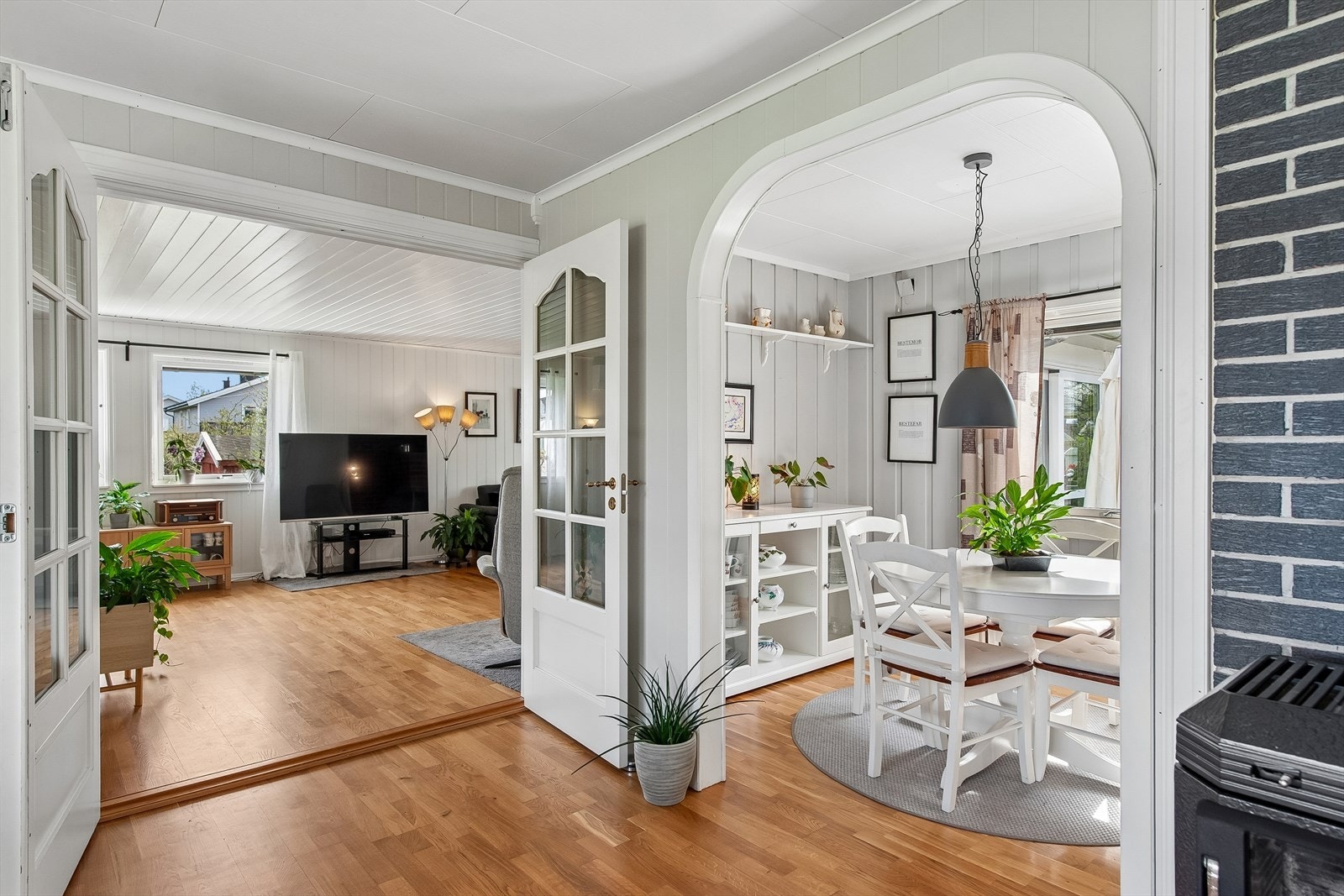 Boligen har flere stuer og sosiale soner som gir god plass til familien. Galleribilde
