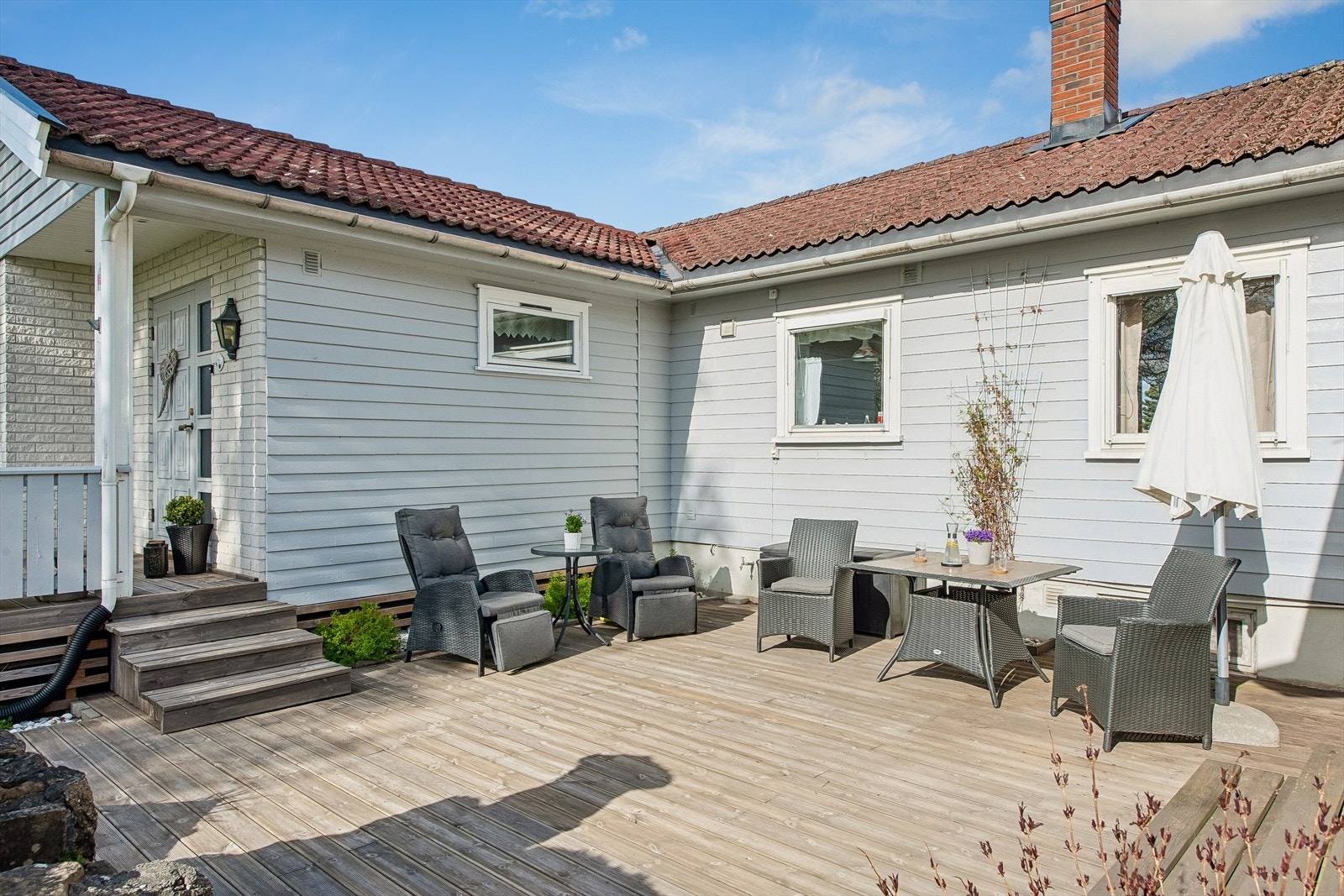 En romslig terrasseplatting på hele 52 m² ligger skjermet til og har god plass til flere sittegrupper. Galleribilde