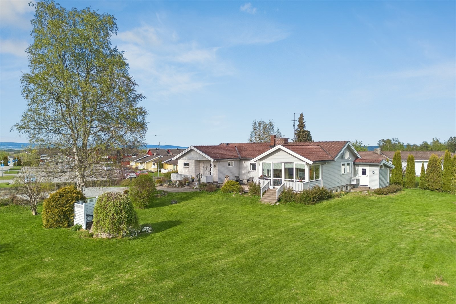 Den store, eide tomten gir rikelig med uteplass og hageareal. Galleribilde