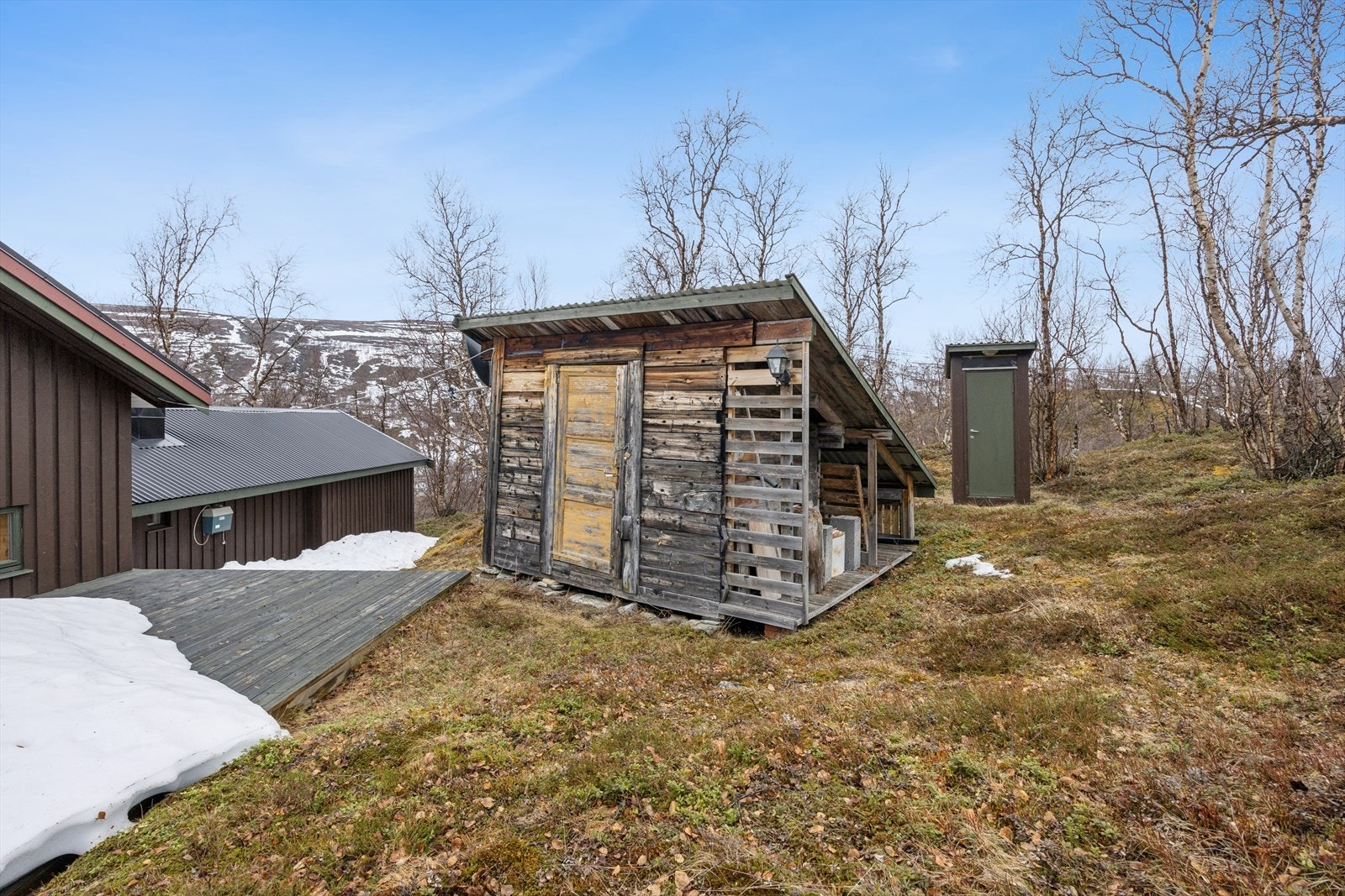 På eiendommen er det også et uthus for lagring av ved og utstyr. Galleribilde