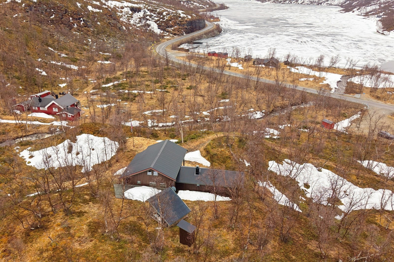 En sjarmerende fritidsbolig i naturskjønne omgivelser, med turmuligheter og fiskevann rett utenfor døren. Galleribilde