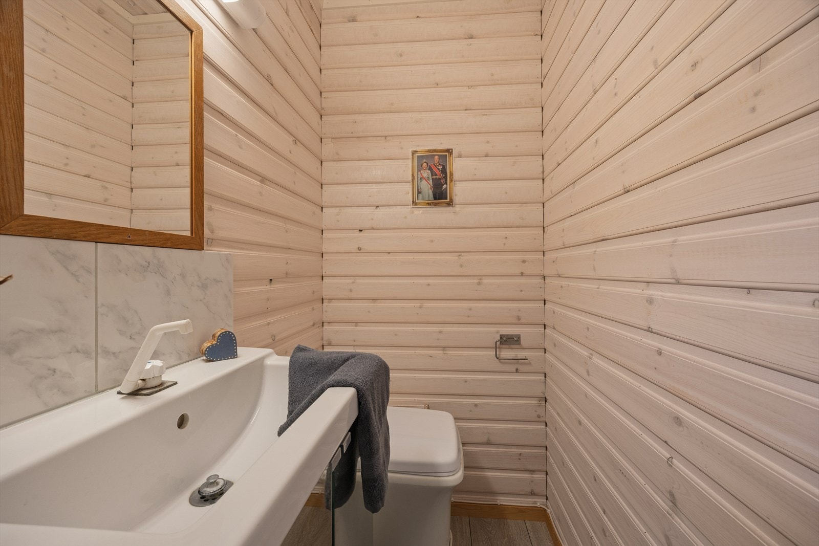 Toalettrom med Cinderella forbrenningstoalett og servant med 12v blandebatteri og vanndunk. Galleribilde