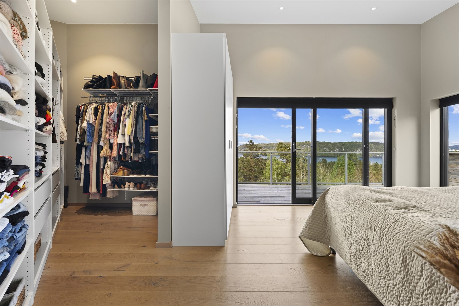 Hovedsoverom med egen walk-in og eget bad! Samt en nydelig balkong. Galleribilde