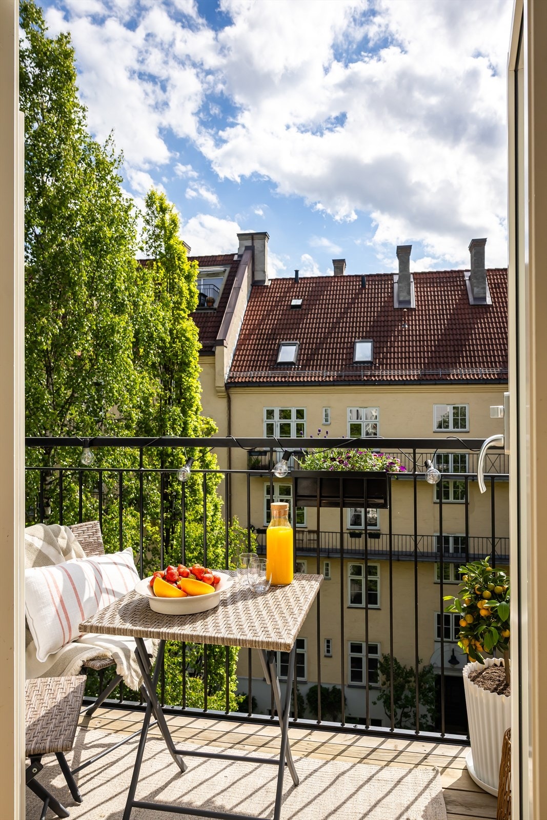 Her kan du nyte rolige sommerdager og fine solforhold fra ca. kl. 09:30 til 15:00 - perfekt for morgenkaffen eller en avslappende pause i solen. Galleribilde