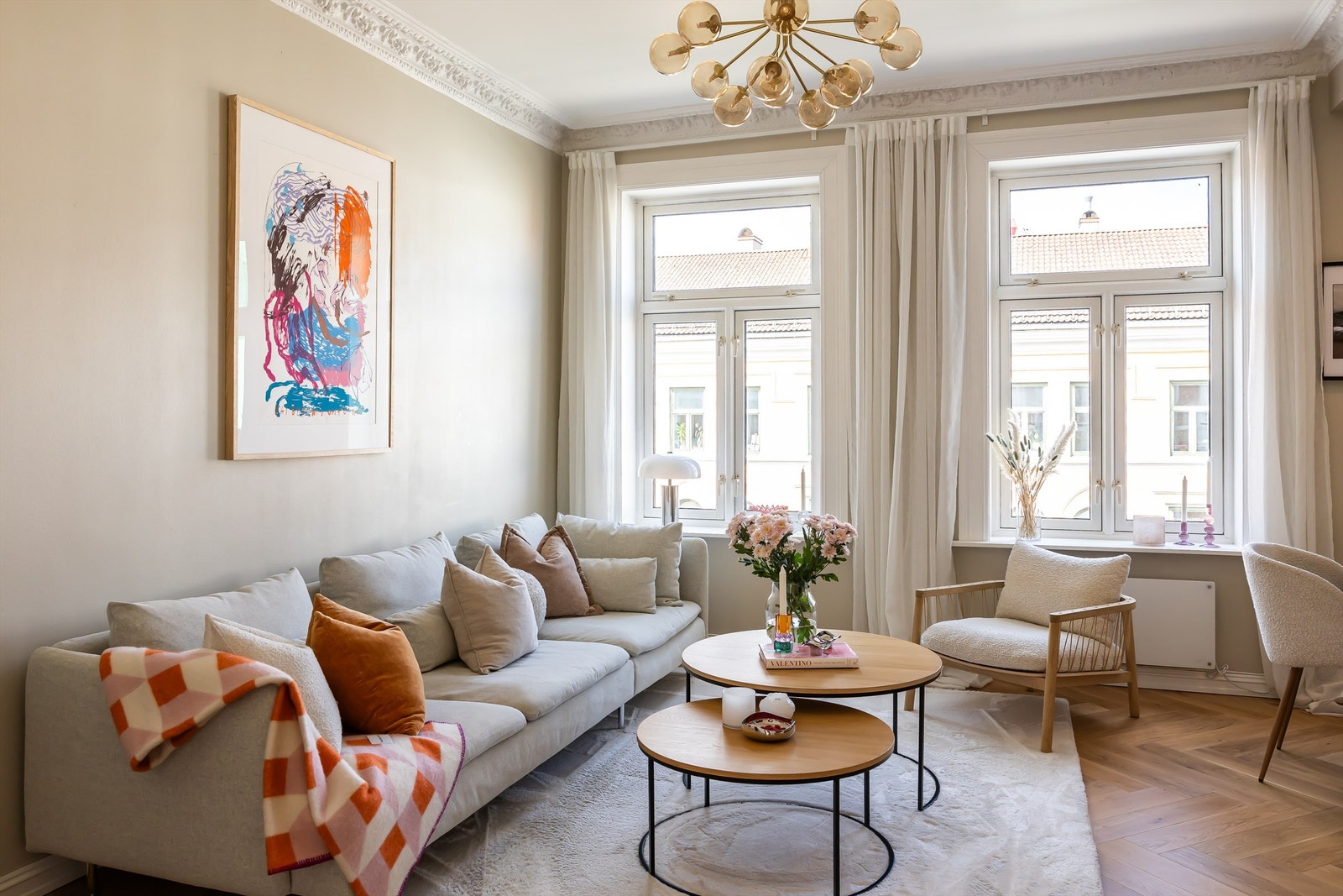 De store vinduene slipper inn mye naturlig lys og skaper en behagelig atmosfære gjennom hele dagen. Galleribilde