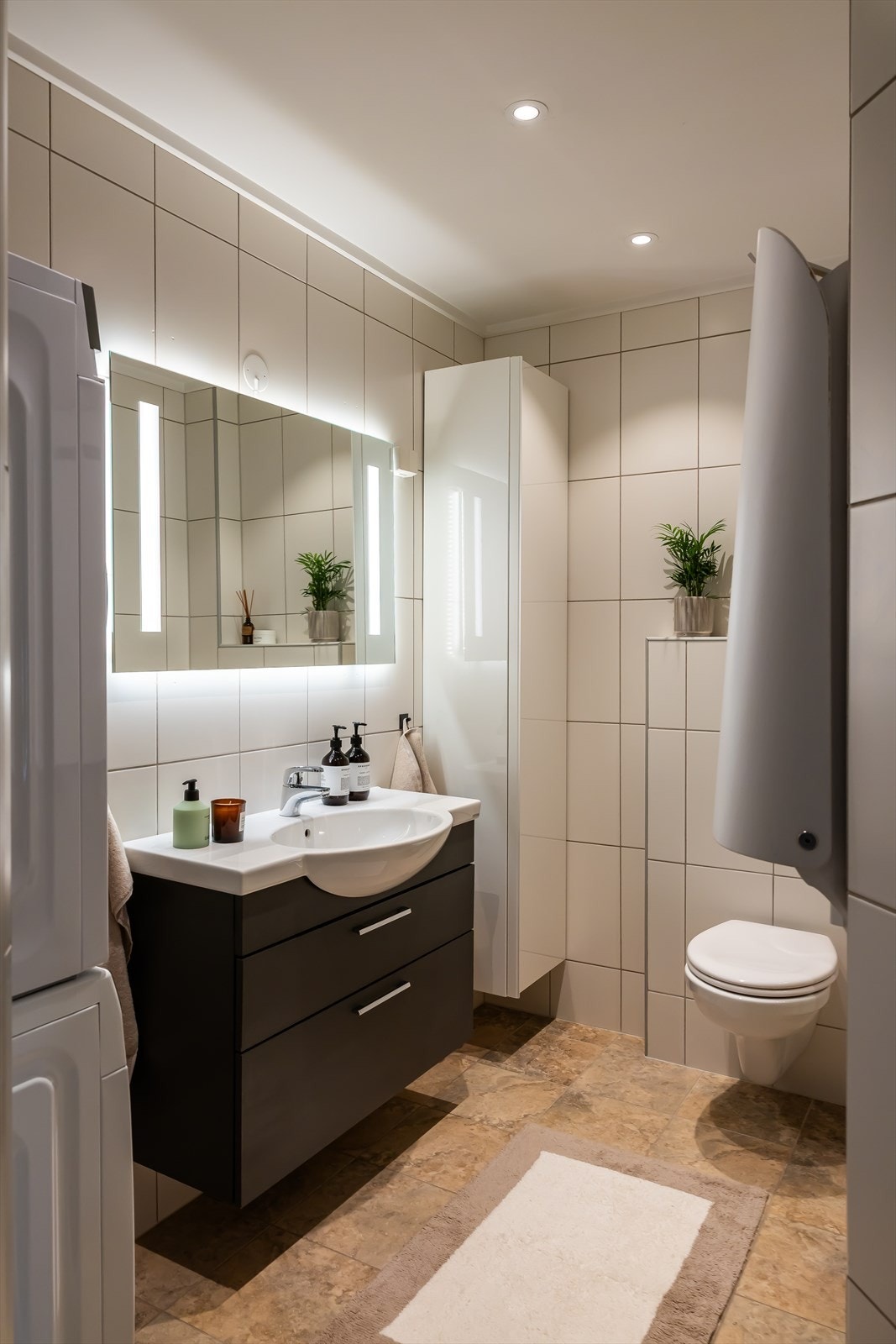 Fint baderom renovert i 2008 i regi av borettslaget. Badet har flislagt gulv med gulvvarme, flislagte vegger og malte flater i himling. Galleribilde