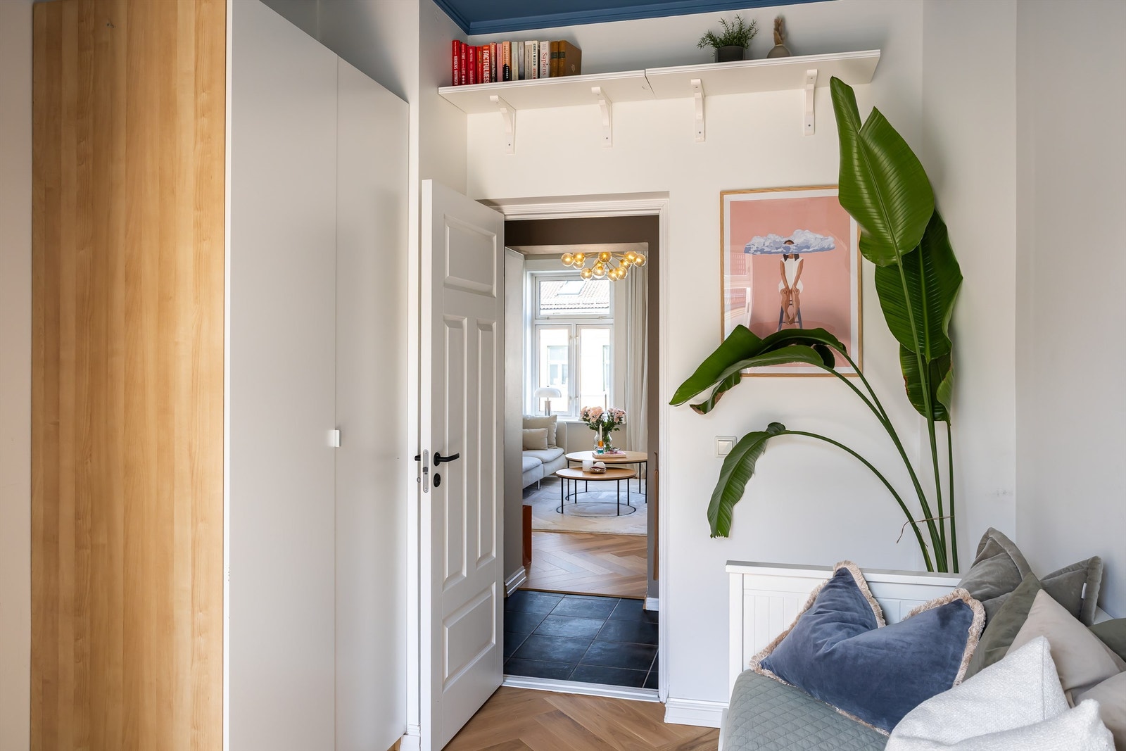 Soverom nr. 2 har også adkomst fra entréen og vender ut mot bakgården. God oppbevaring plass over døren. Galleribilde