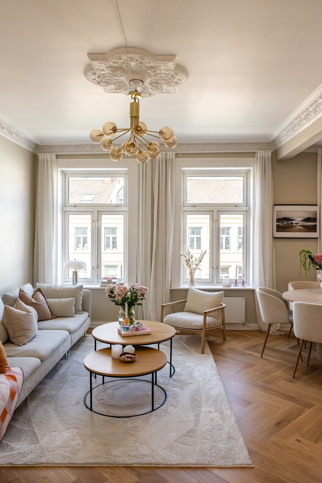 Legg merke til den elegante rosetten og stukkaturen i himlingen. Galleribilde