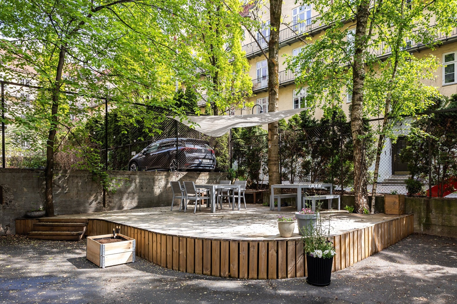 Bakgården vender inn mot et rolig gårdsrom - her kan man invitere til hyggelige sammenkomster. Galleribilde