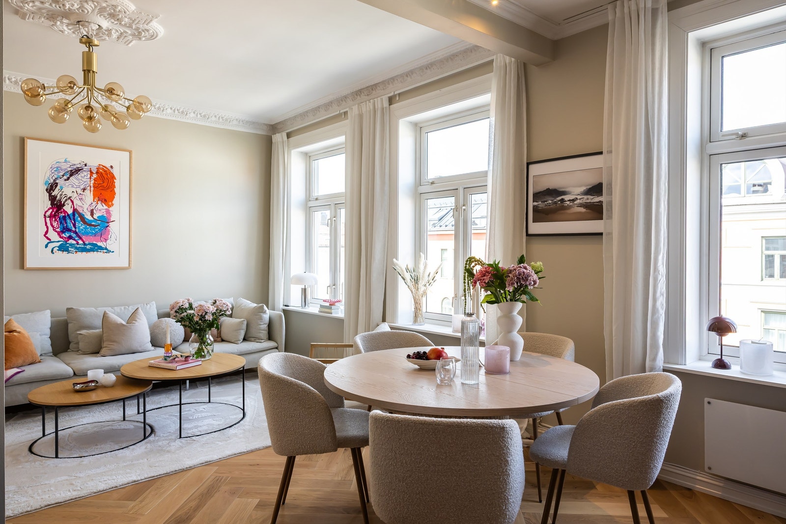 Leiligheten kombinerer klassisk sjarm med moderne oppgraderinger, og har en gjennomgående god standard med flotte detaljer som stukkatur, rosett og peisovn. Galleribilde