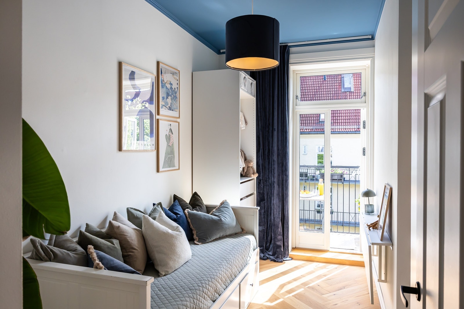 Fra soverom nr. 2 har man utgang til leilighetens balkong. Galleribilde