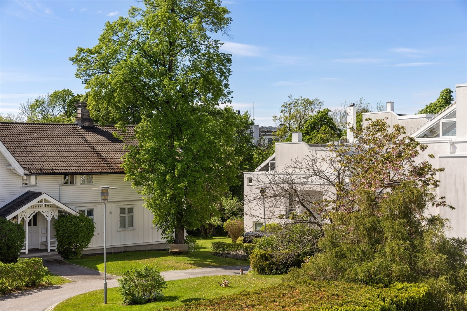 Fra den skjermede balkongen har du fritt utsyn over sameiets rolige og grønne fellesarealer. Galleribilde