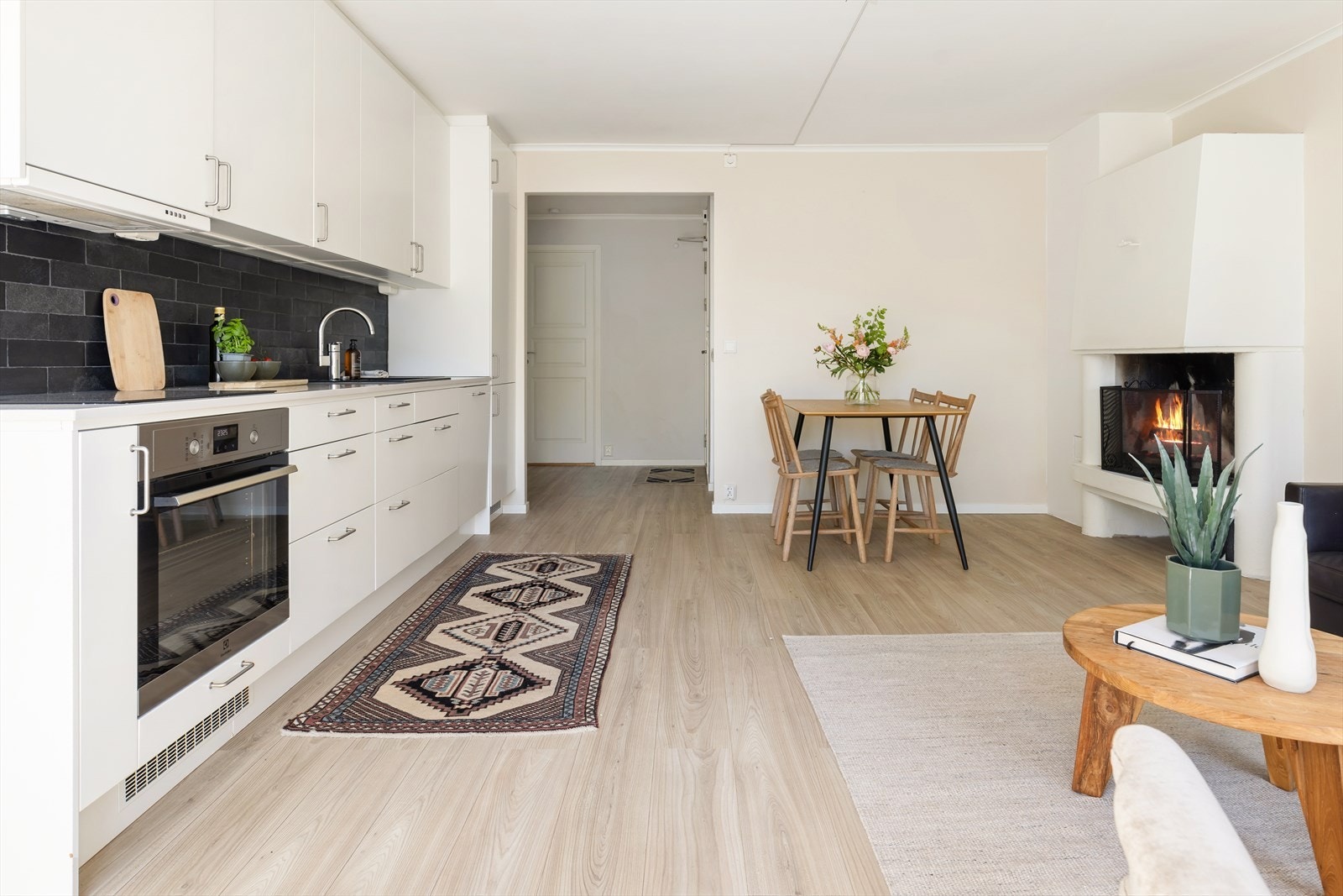 Leiligheten ble bygget om og pusset opp i 2020, med en moderne og åpen planløsning. Galleribilde