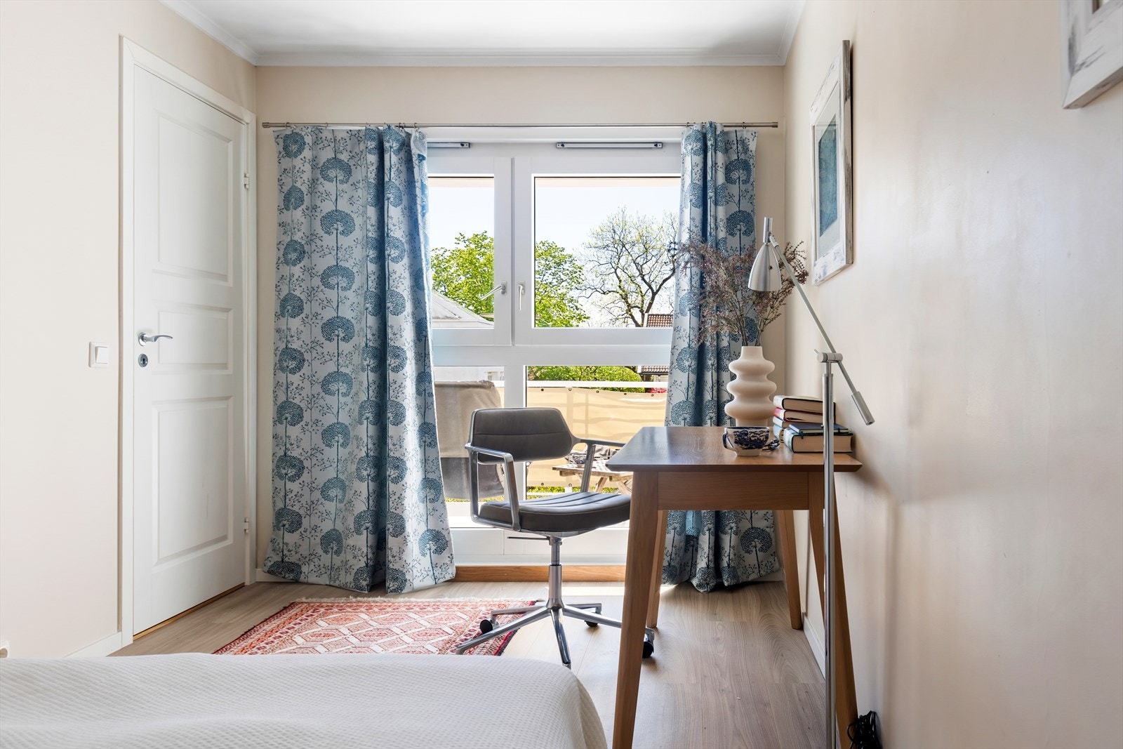 Begge soverommene vender ut mot sameiets rolige fellesarealer. Galleribilde