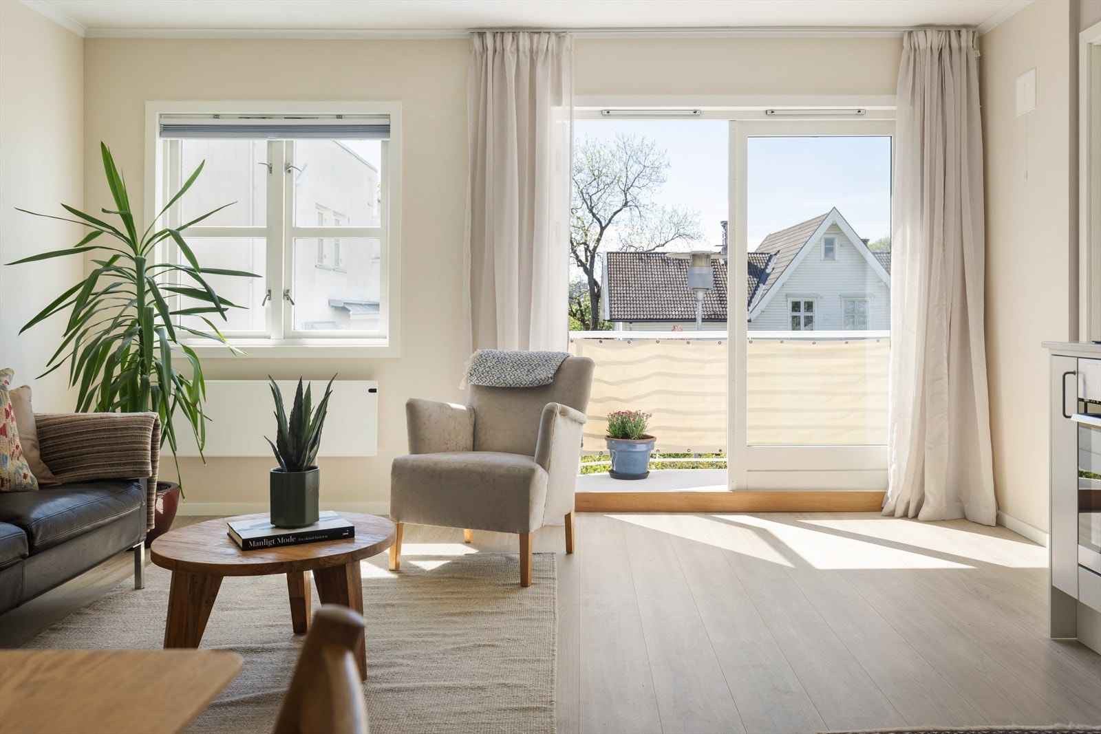 Fra stuen er det direkte utgang til den solrike balkongen. Galleribilde