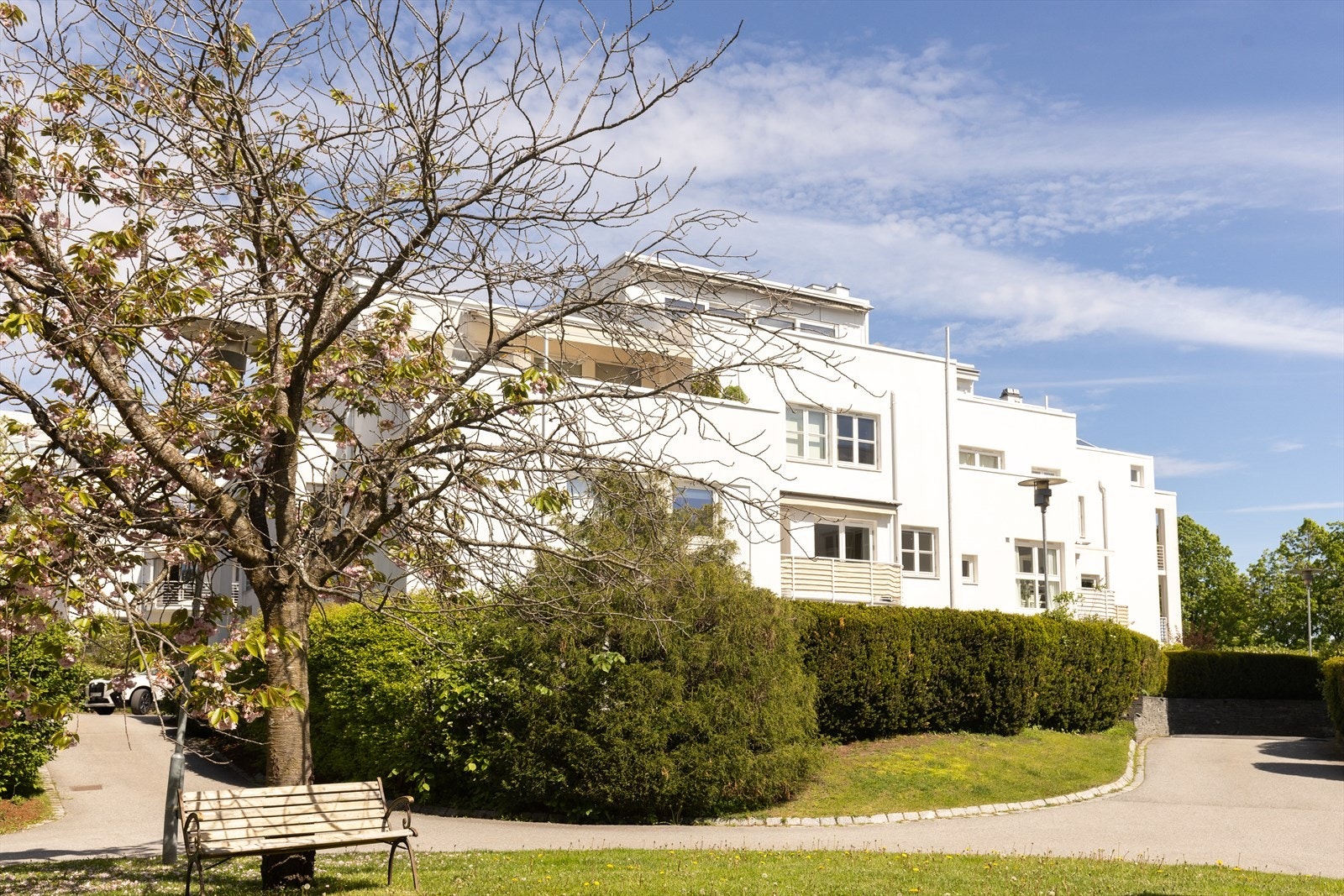 Boligen er en del av Smestad Hovedgård, et veletablert sameie med pent opparbeidede hageanlegg og turstier. Galleribilde