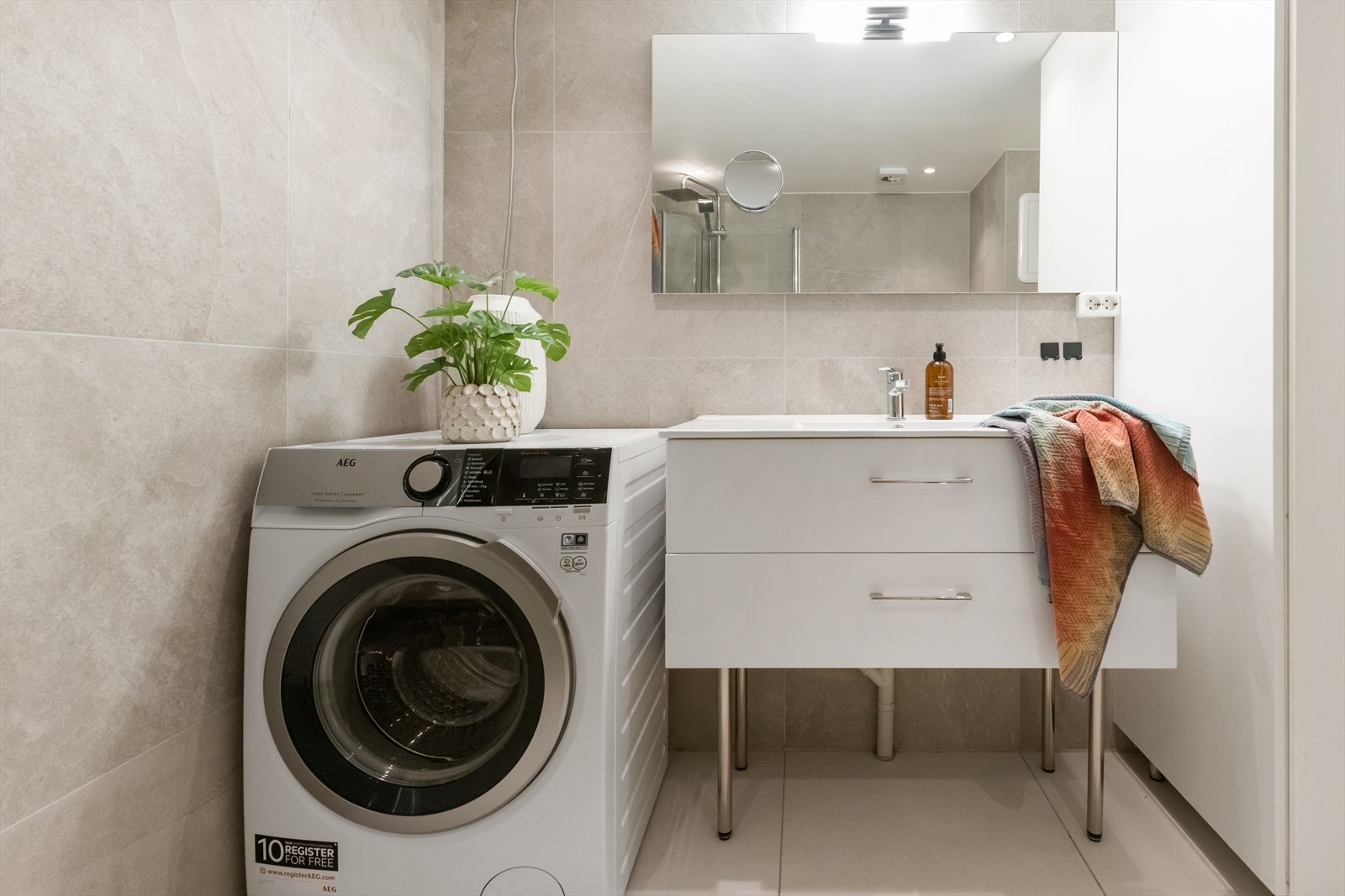 Praktisk opplegg for vaskemaskin på badet, med god plass til både maskin og oppbevaring. Galleribilde