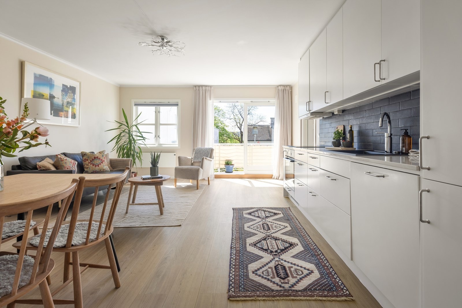 Oppholdsrommet har god plass til både sofagruppe og spisebord. Galleribilde