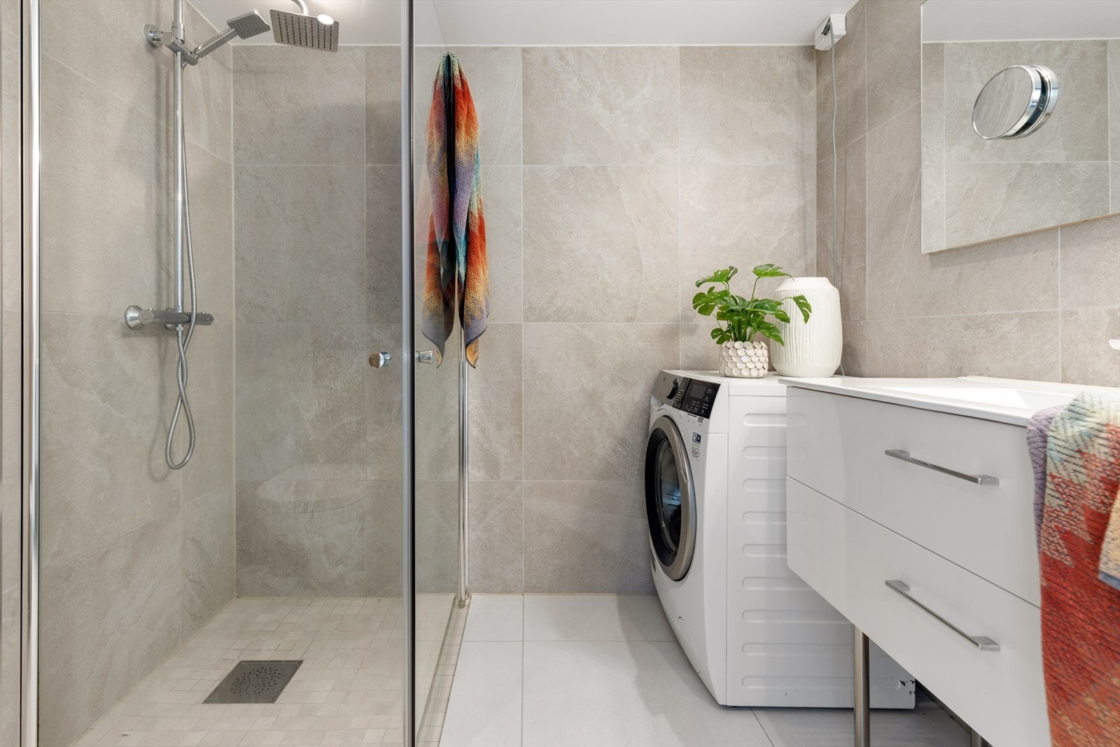 Badet ble oppgradert i 2020 med moderne fliser og en romslig dusjnisje med glassdører. Galleribilde