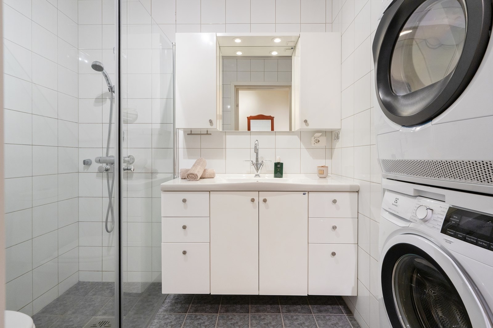 Badet har opplegg for vaskemaskin og tørketrommel i søyle. Galleribilde
