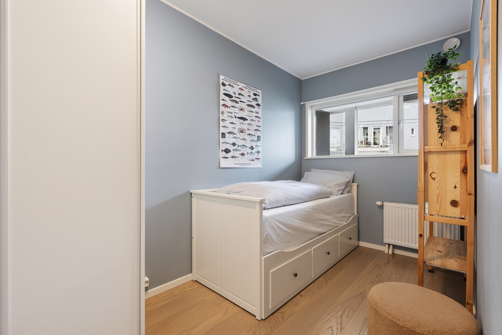 Rommet er i dag innredet med kombinert enkelt/dobbeltseng og hjemmekontorløsning. Galleribilde