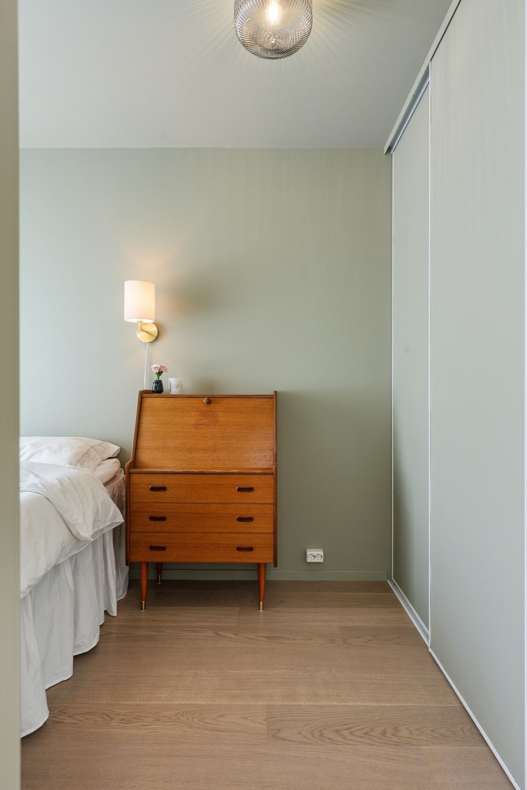 Skyvedørsgarderobe gir rikelig med oppbevaringsplass. Galleribilde