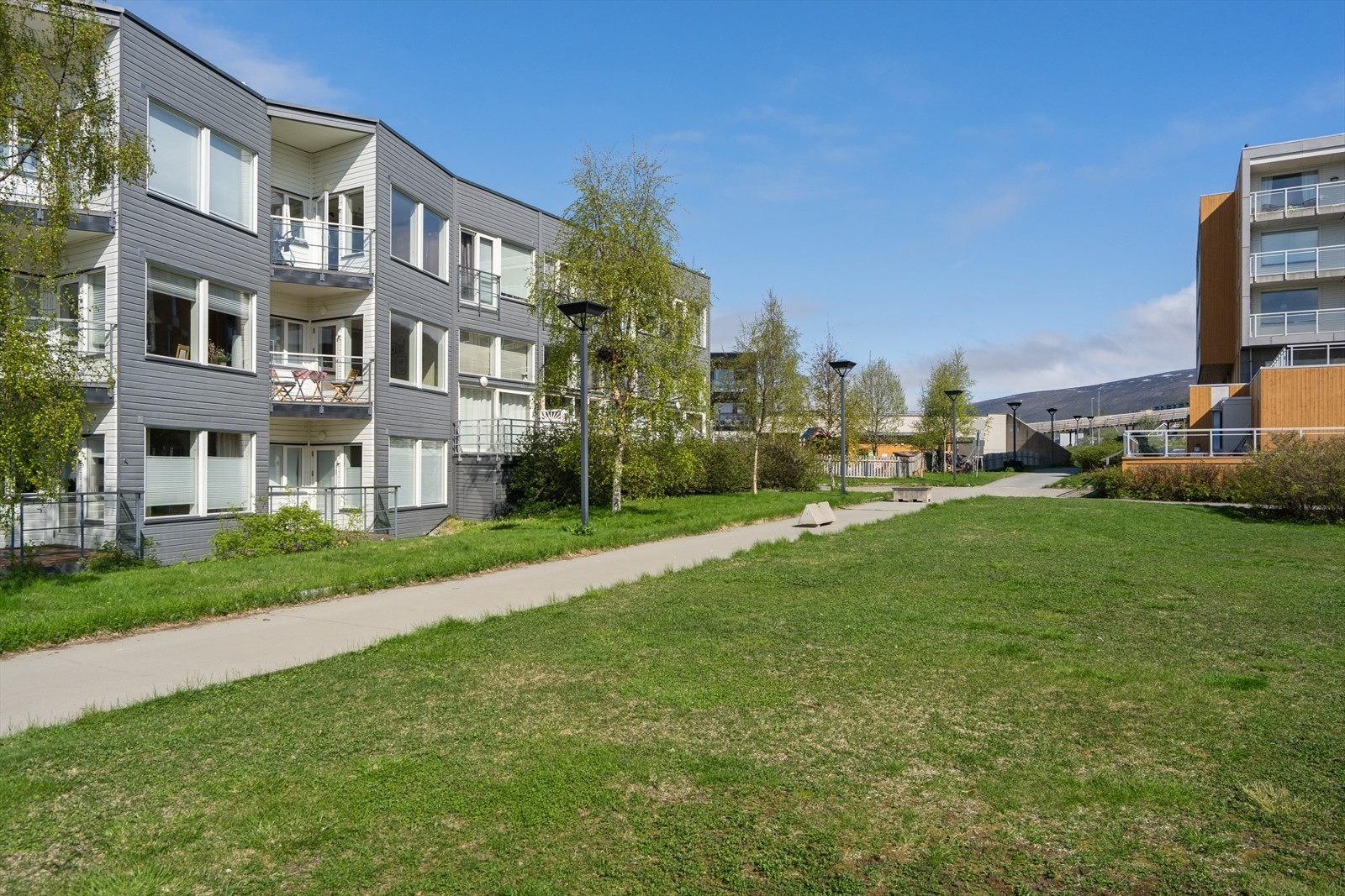 Umiddelbar nærhet til både byliv og natur, med Tromsøysundet og fjellene som et vakkert bakteppe i hverdagen. Galleribilde