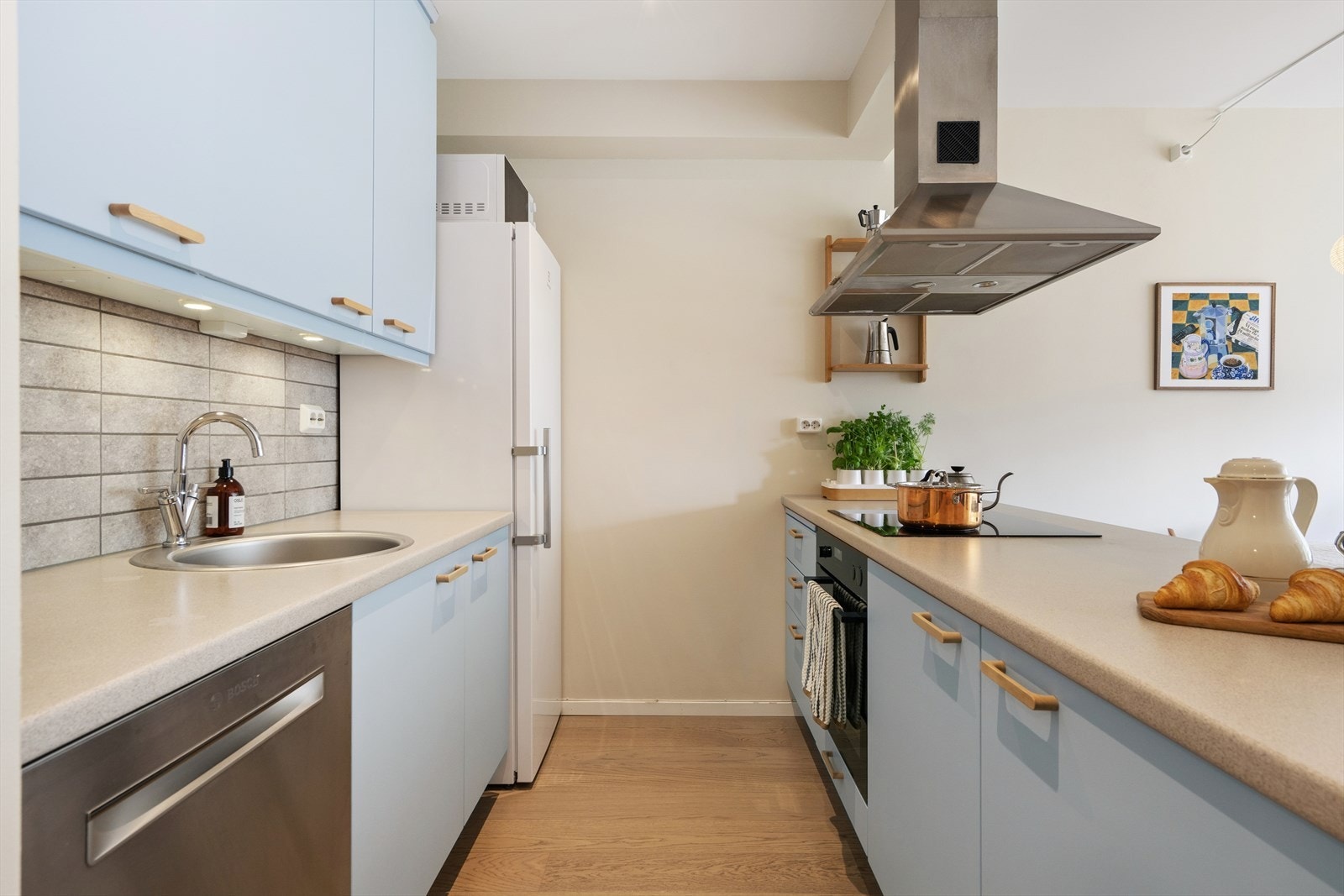 Kjøkkenet er utstyrt med frittstående hvitevarer og kjøkkenventilator med avtrekk ut. Galleribilde