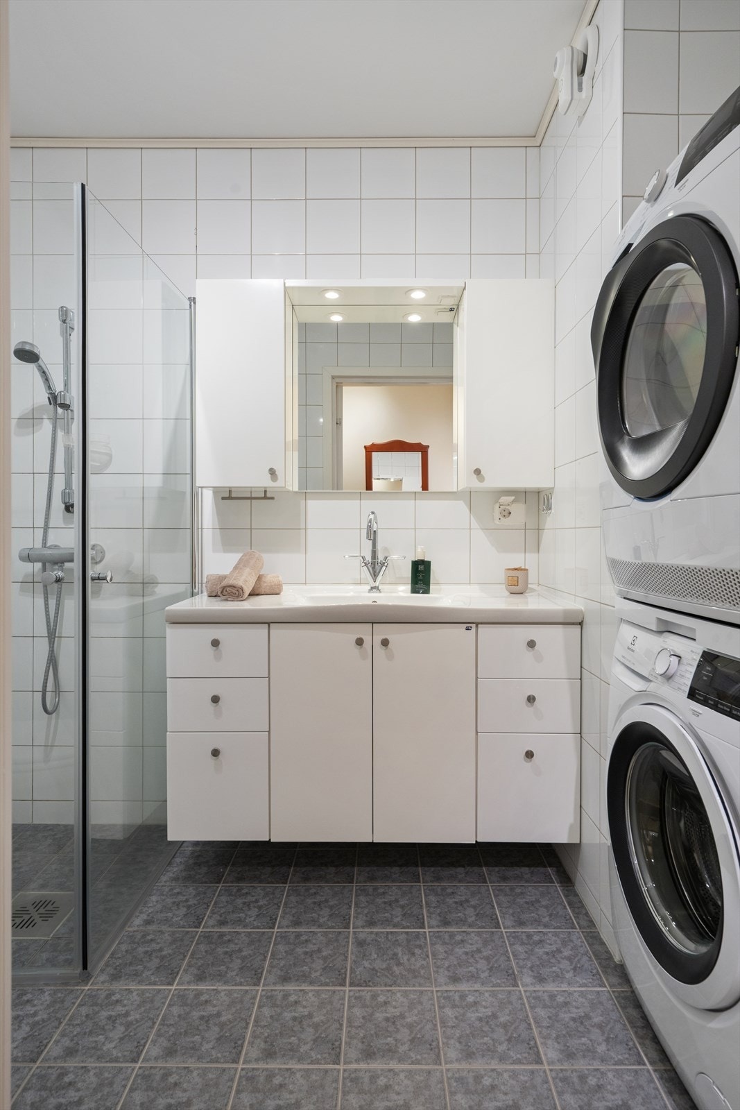 Badet har fliser på vegger og gulv med vannbåren gulvvarme. Galleribilde