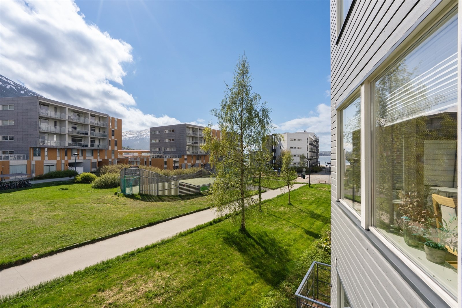 Rett utenfor finner du ballbinge og grøntområder. Galleribilde