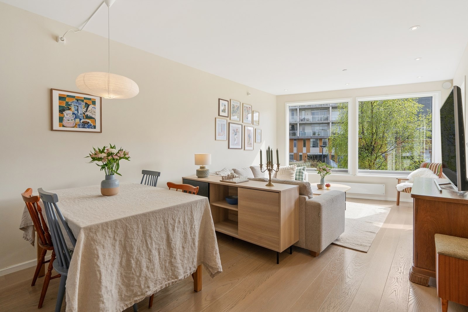 Stuen har god plass til både sofagruppe og spisebord. Galleribilde