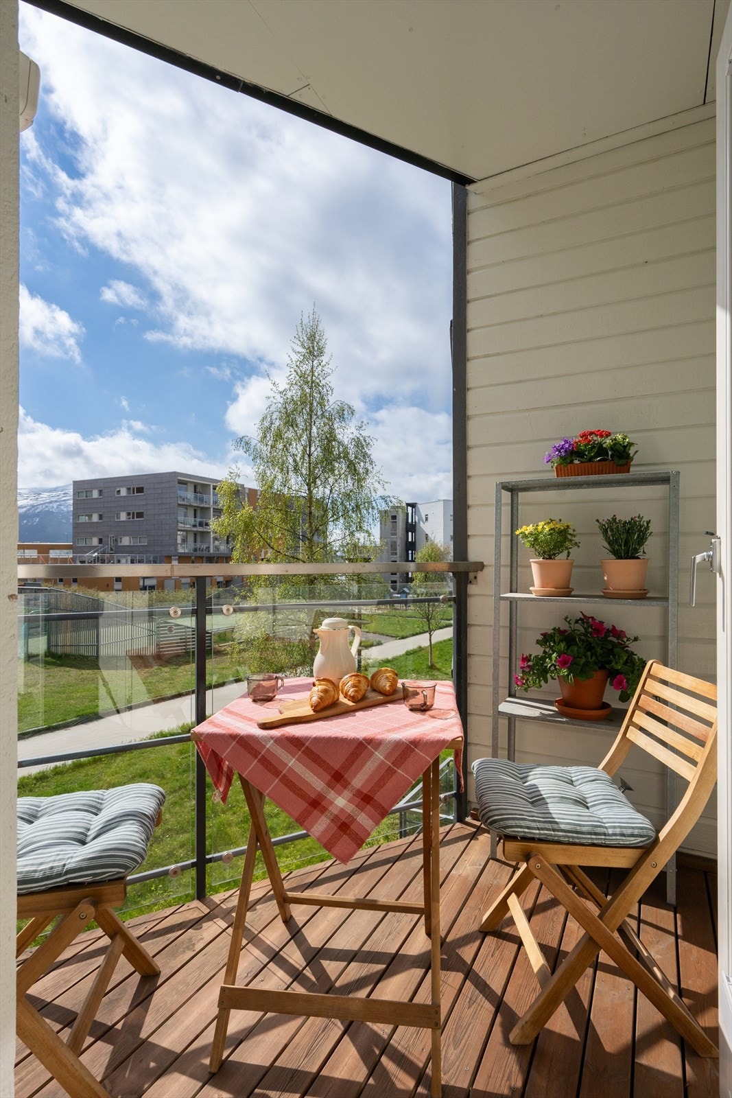 Verandaen har adkomst fra stuen og plass til en sittegruppe. Galleribilde