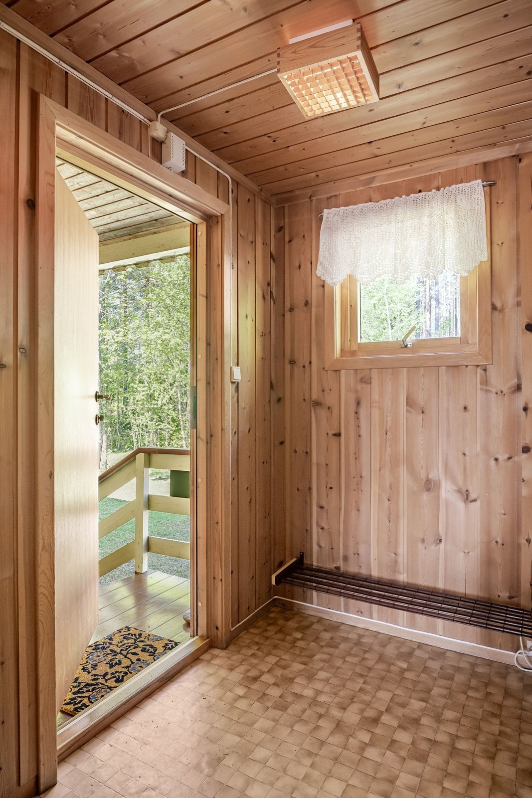 Entré med trepanel på veggene og belegg på gulvet. Galleribilde