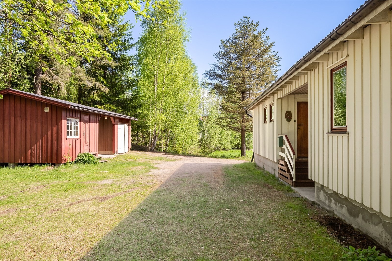 Godt med plass til parkering av biler. Galleribilde