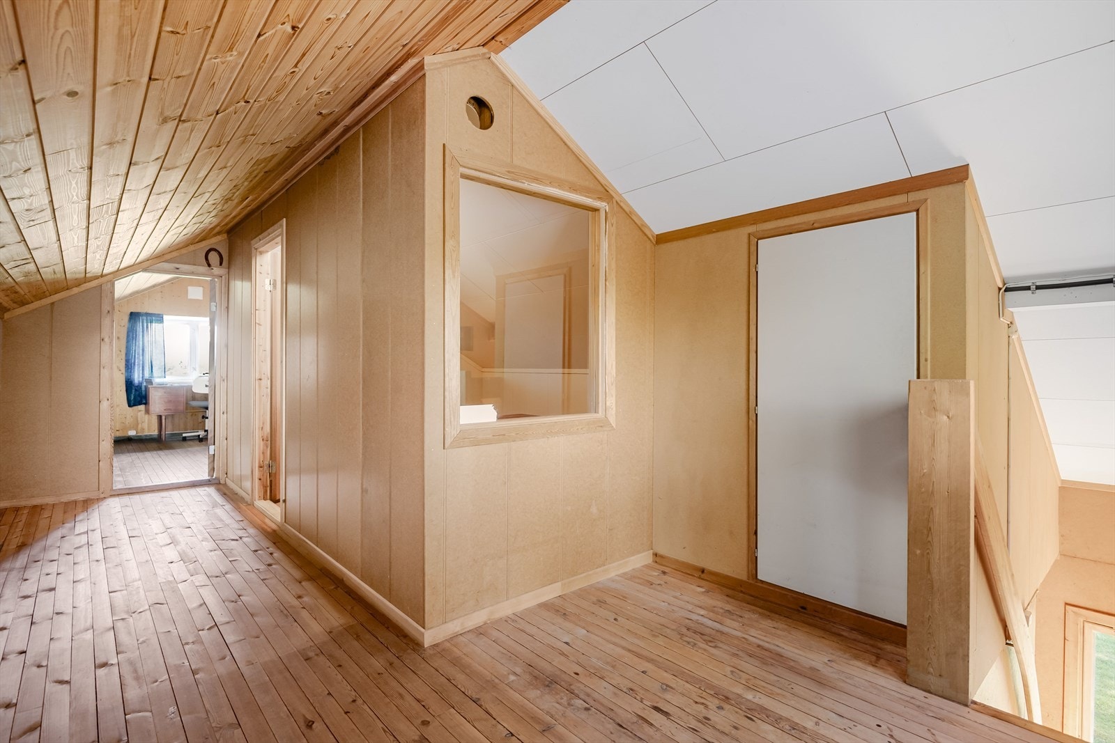 Gang i 2. etasje, her er det godt med oppbevaringsplass. Galleribilde