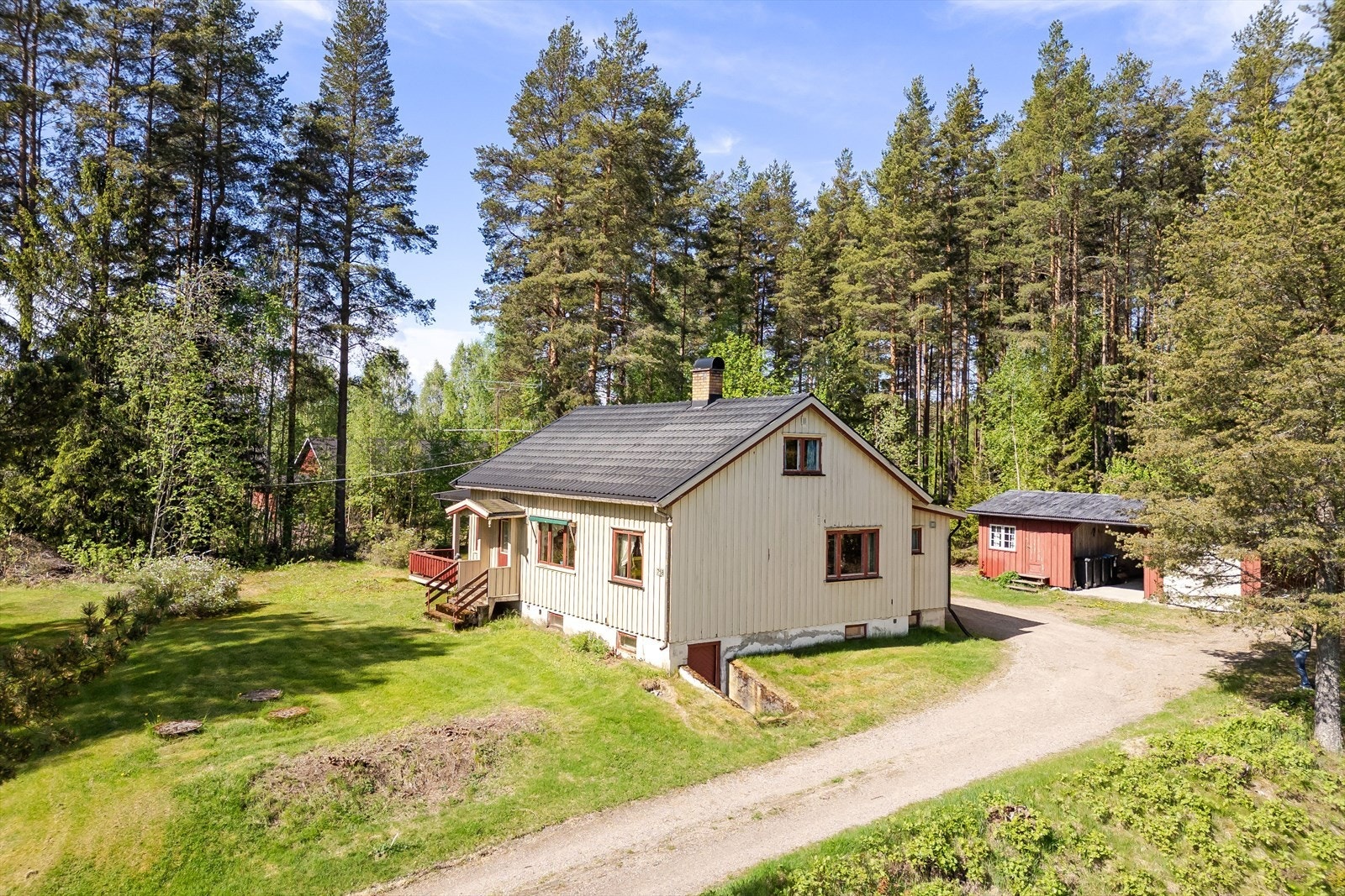Dette er en eiendom bebygd med hus og garasje. Galleribilde