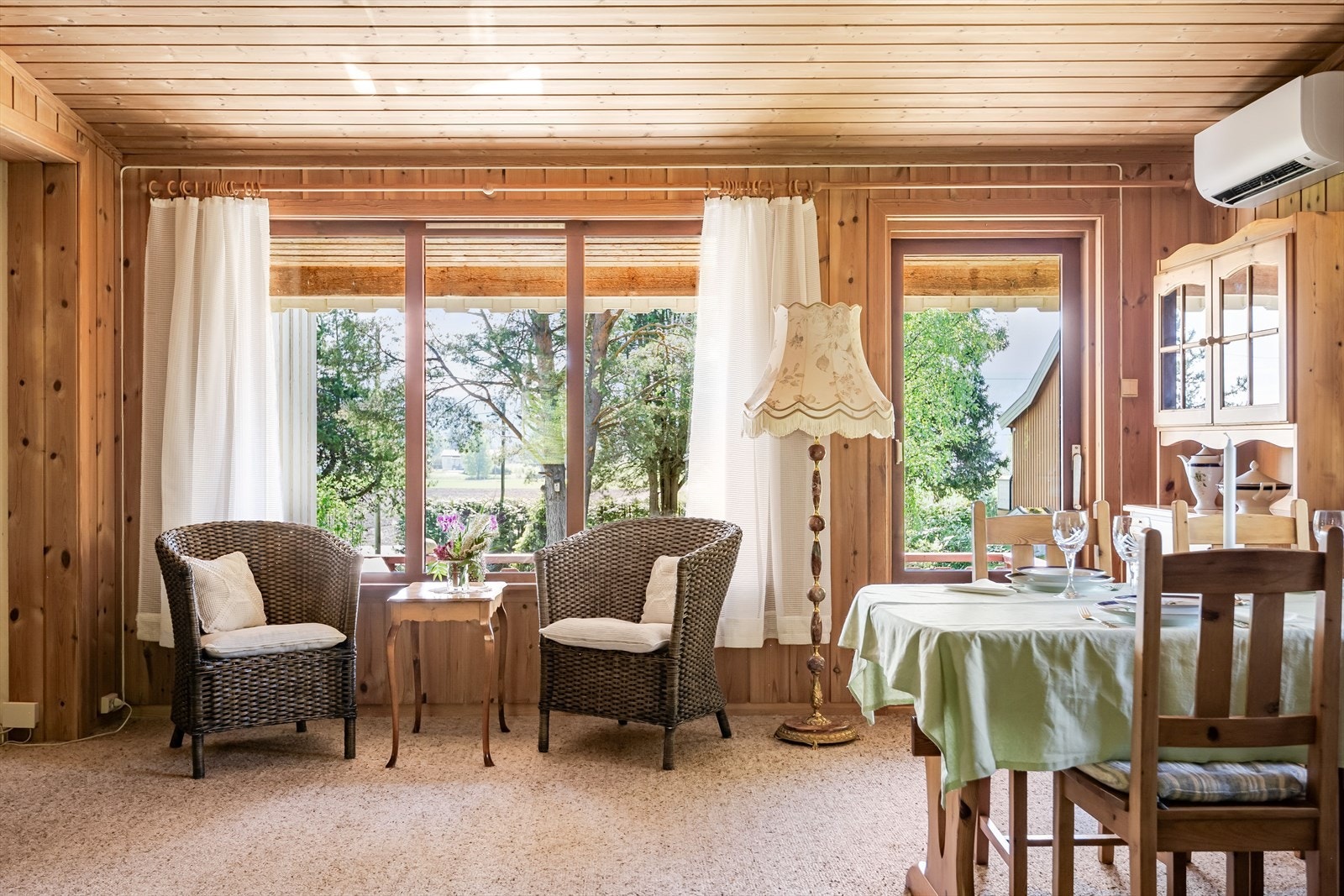 Det er utgang til terrassen fra denne delen av stuen. Galleribilde