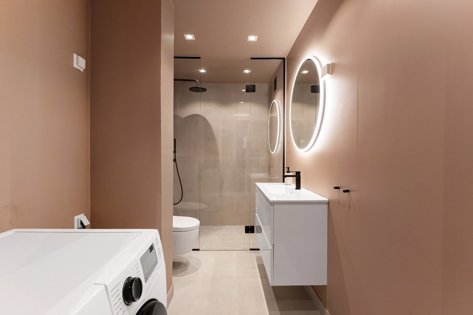 Opplegg for vaskemaskin og tørketrommel på badet. Galleribilde