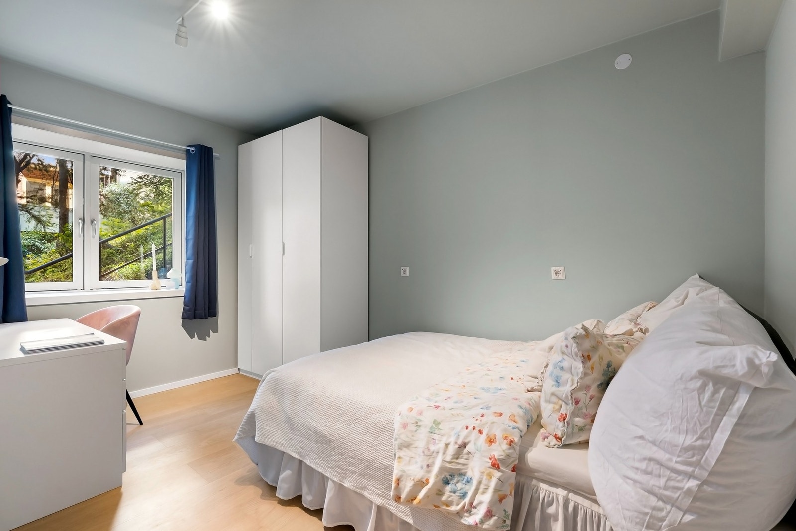 Romslig hovedsoverom med plass til både dobbeltseng og garderobeløsning. Galleribilde
