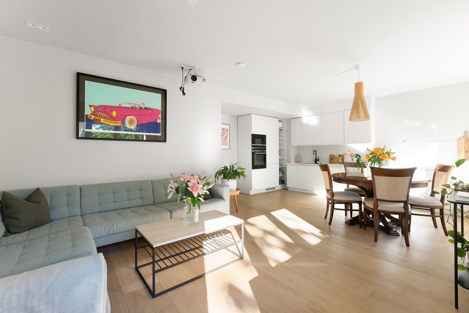 God plass til både sofagruppe og spisegruppe. Galleribilde