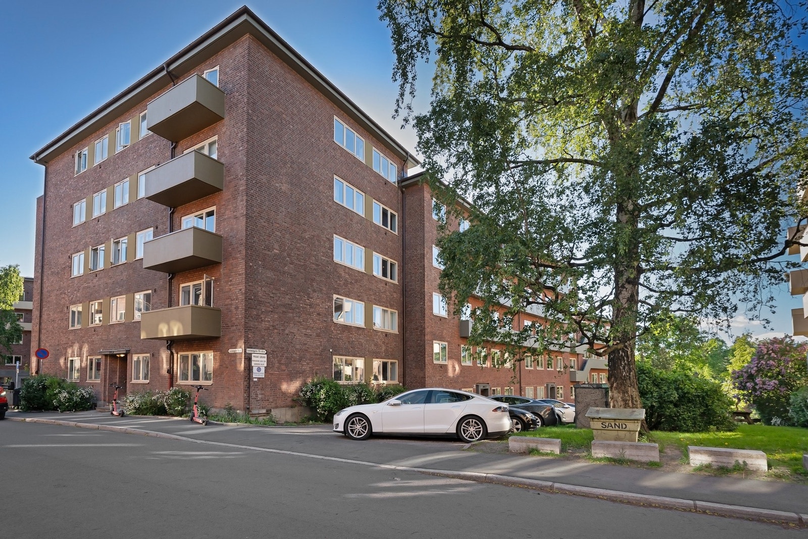 Sameiet disponerer 11 parkeringsplasser for utleie med venteliste administrert av styret. Galleribilde