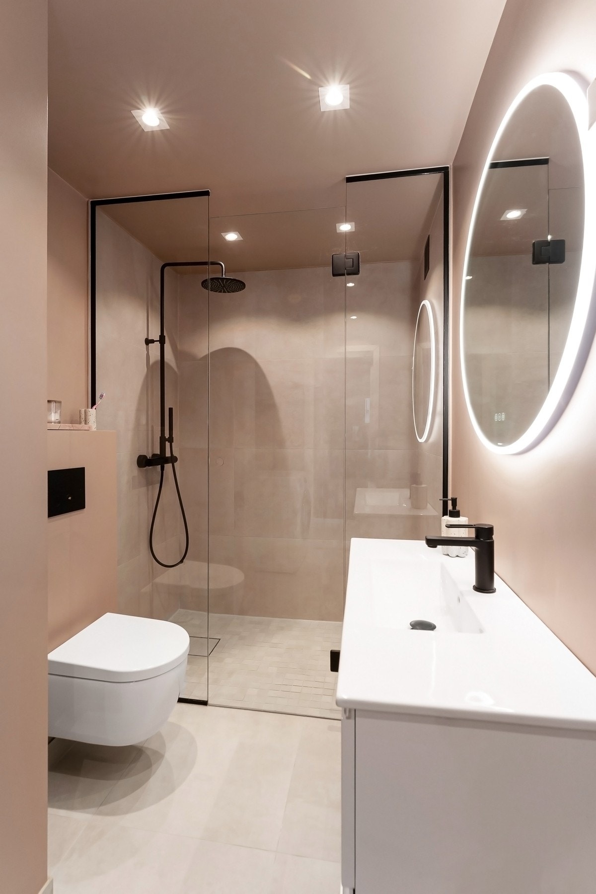 Stilrent bad med moderne innredning, vegghengt toalett og dusjløsning med herdet glass. Galleribilde
