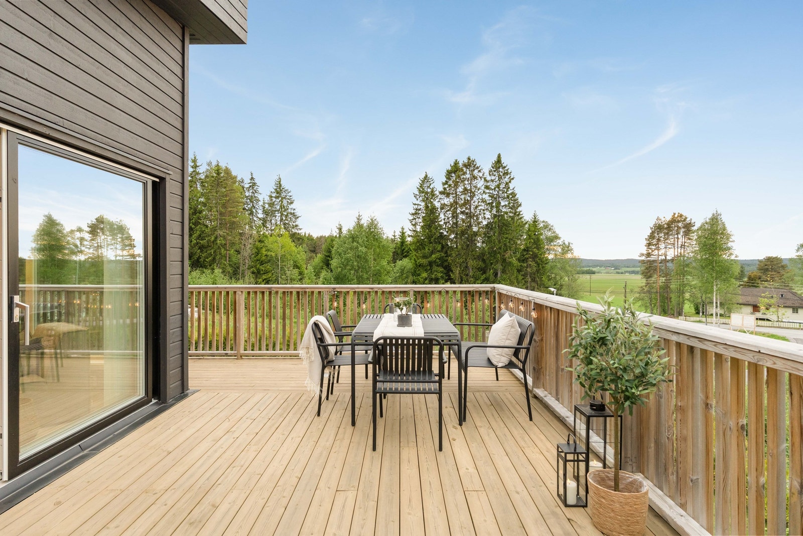 Terrassen er bygget med impregnerte terrassebord og har et solid trerekkverk. Galleribilde