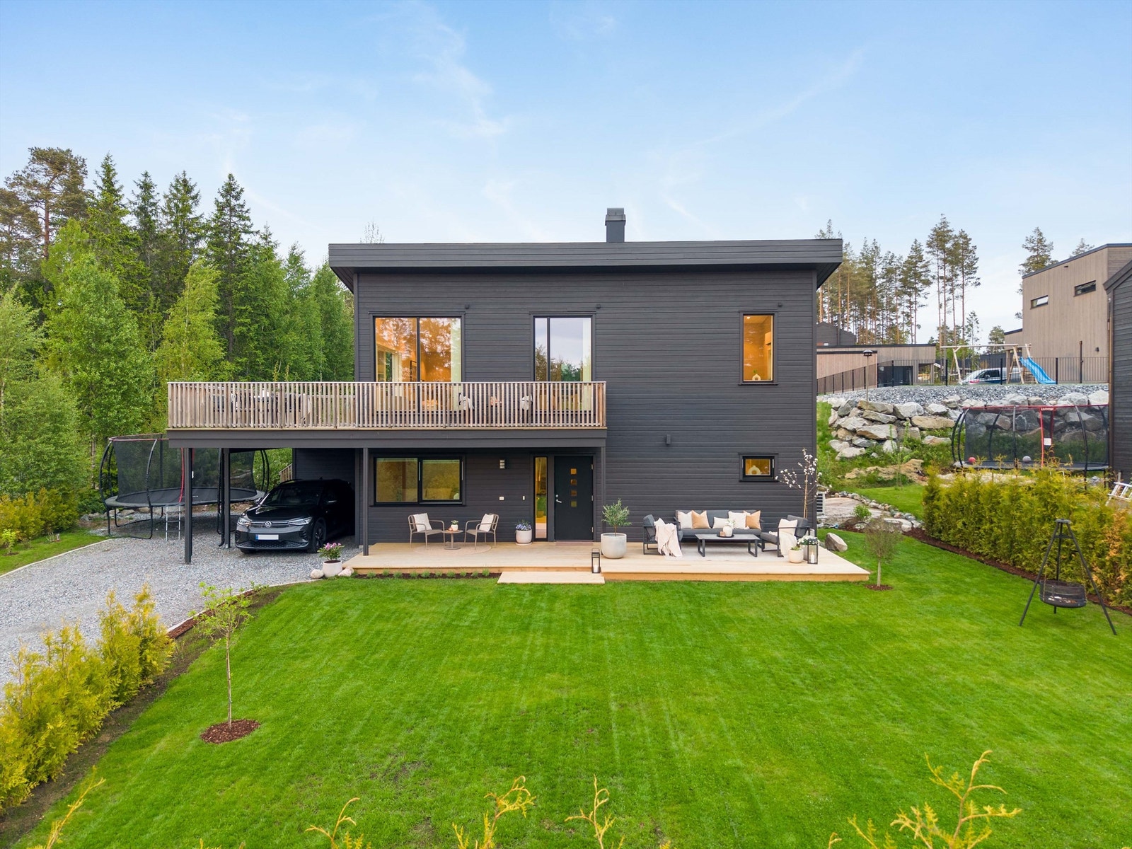 Boligen har to store uteplasser: en terrasse på 40 m² i andre etasje og en markterrasse på 29 m² med utgang til hagen. Galleribilde