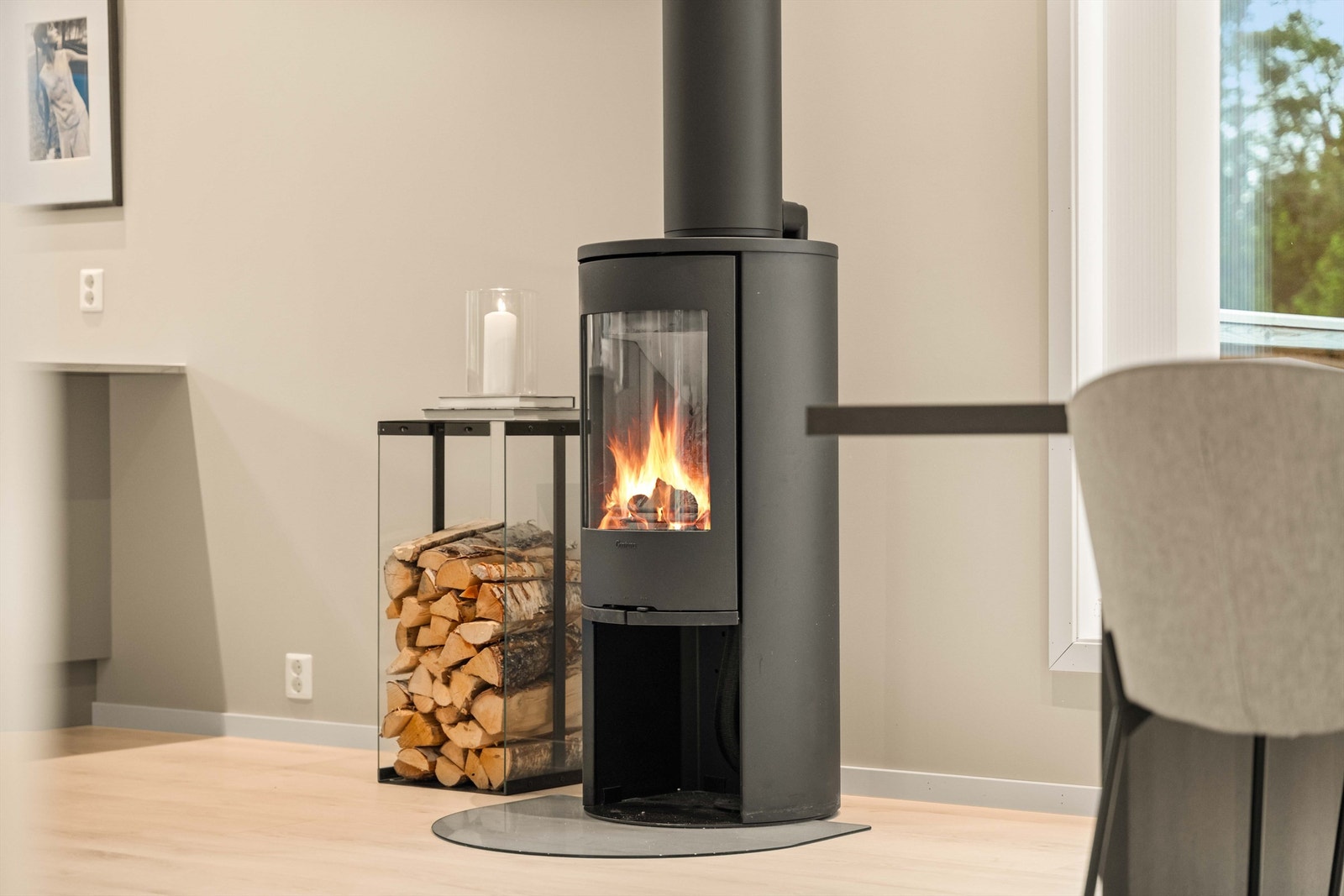 En moderne vedovn med isolert stålpipe gir både hygge og en effektiv, alternativ oppvarmingskilde. Galleribilde