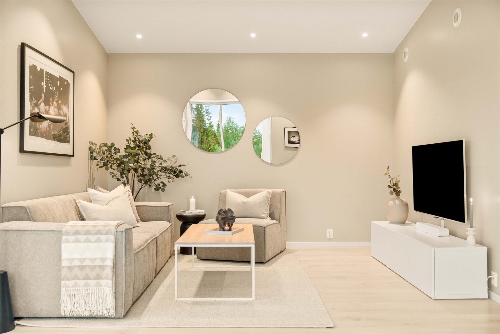 Stuen har god plass til en romslig sofagruppe for hyggelige kvelder. Galleribilde