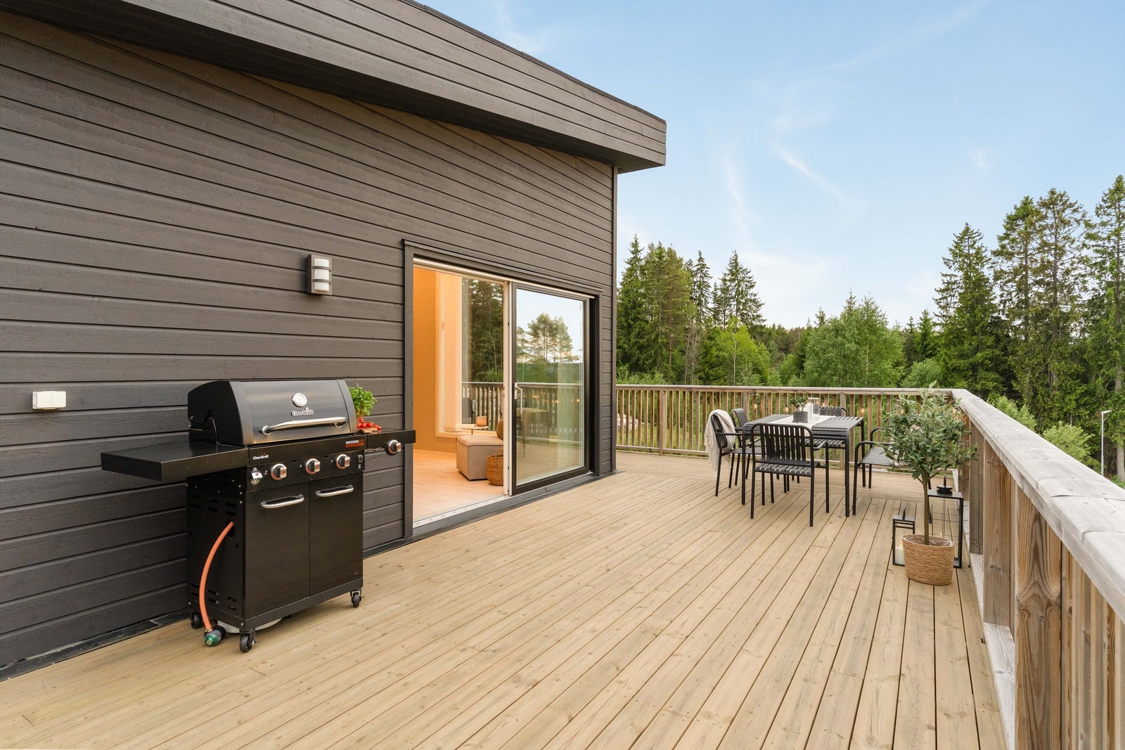 God plass til både grill og sittegrupper gjør terrassen til en forlengelse av stuen. Galleribilde